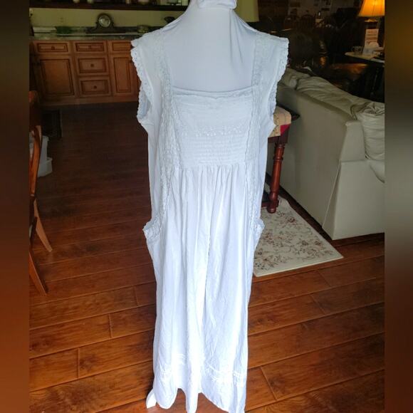 The 1 for Us xxxl white‎ w/lace and Alitalia embroidry - Picture 1 of 4